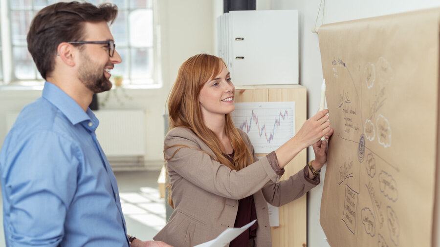 zwei kollegen besprechen ideen für das unternehmen am chart