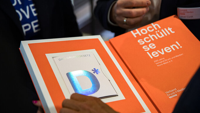 Festschrift mit Grundgesetz F25_6001.jpg