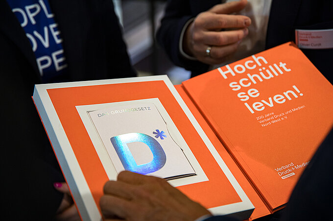 Festschrift mit Grundgesetz F25_6001.jpg