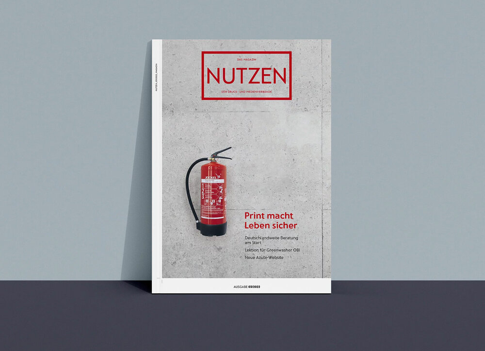 Magazin Nutzen steht vor einer grauen Wand