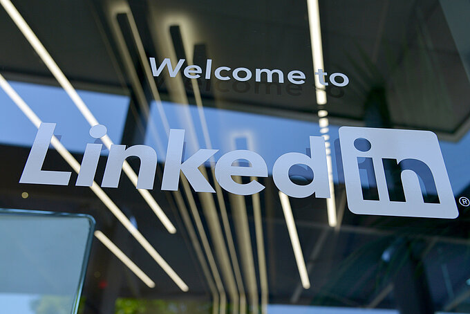 vecteezy_linkedin-headquarters-in-sunnyvale-california_2089785.jpeg