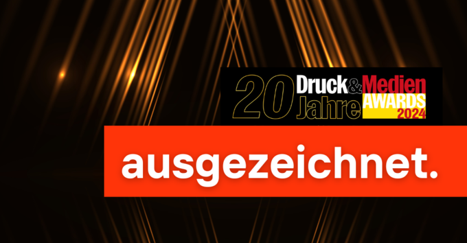 Der Schriftzug "ausgezeichnet" und das Logo der Druck&Medien Awards auf festlichem Untergrund