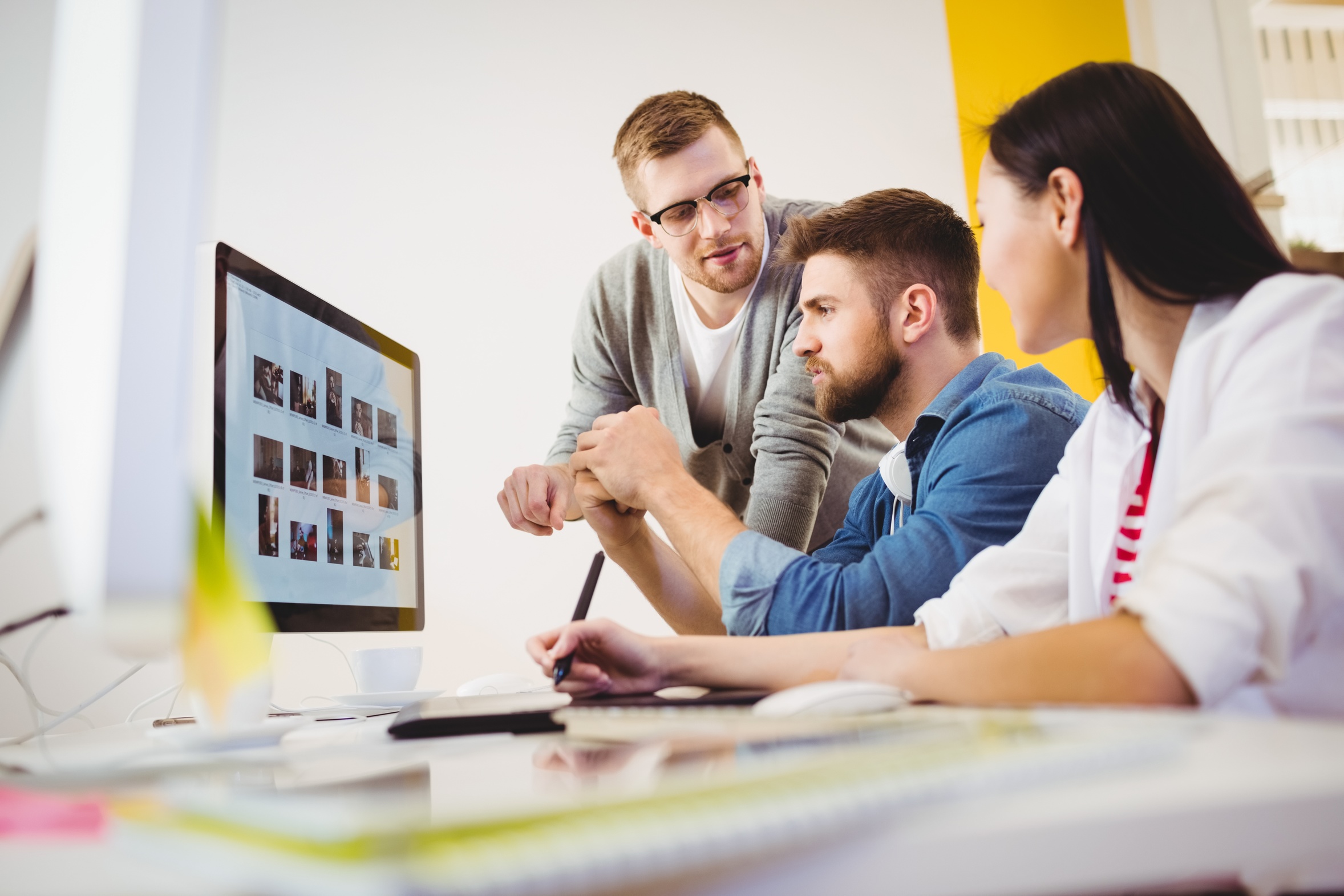 Executive assisting colleagues at creative office Fotolia_122929047_L.jpg