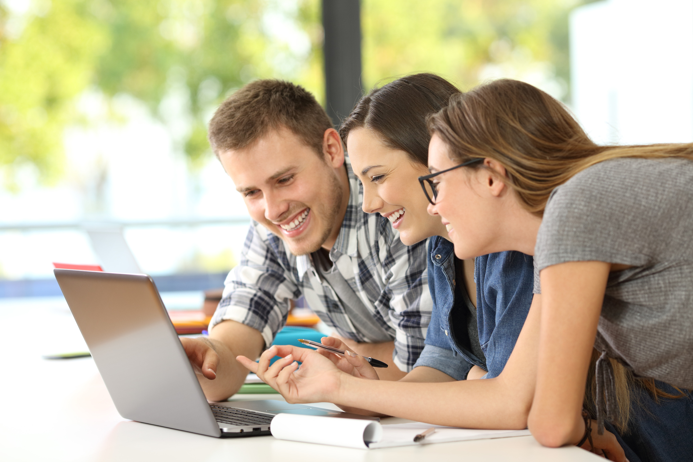 Three students learning together on line Fotolia_166921063_L.jpg
